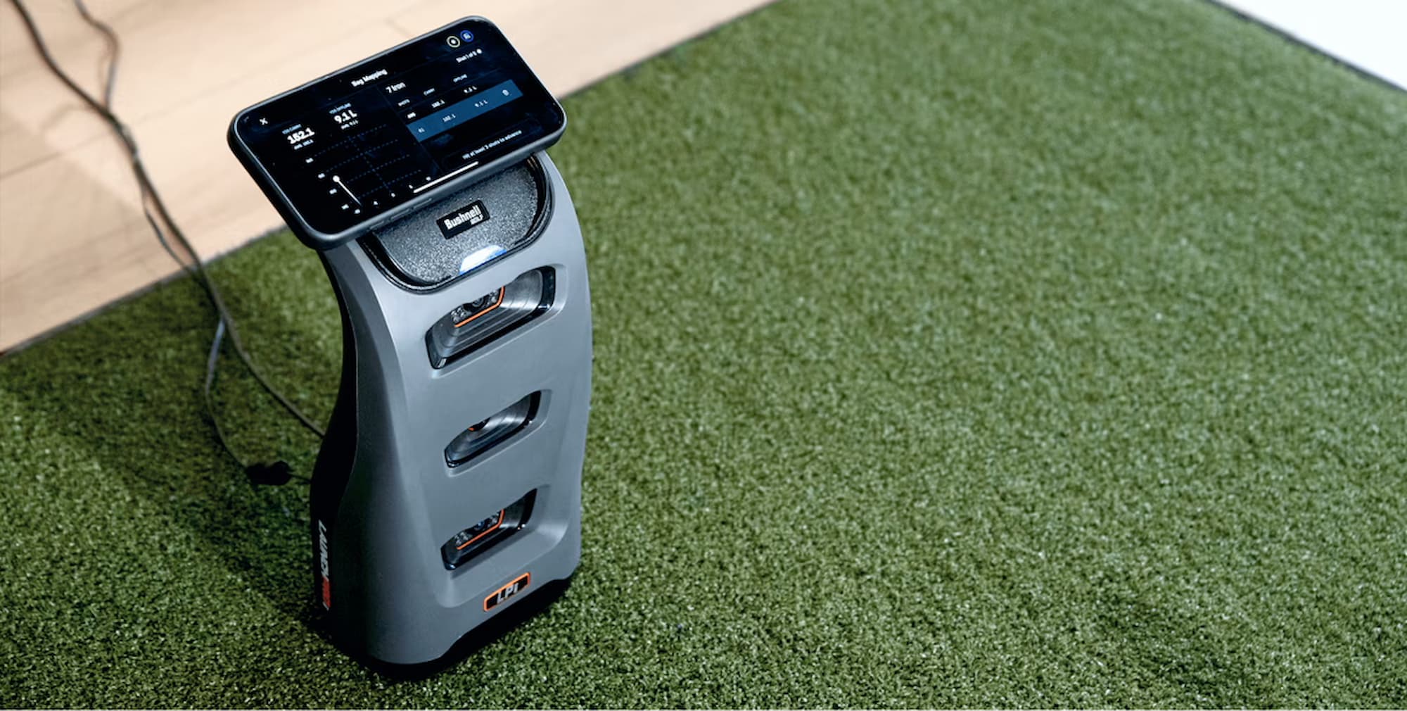 Bushnell LPi launch monitor with phone