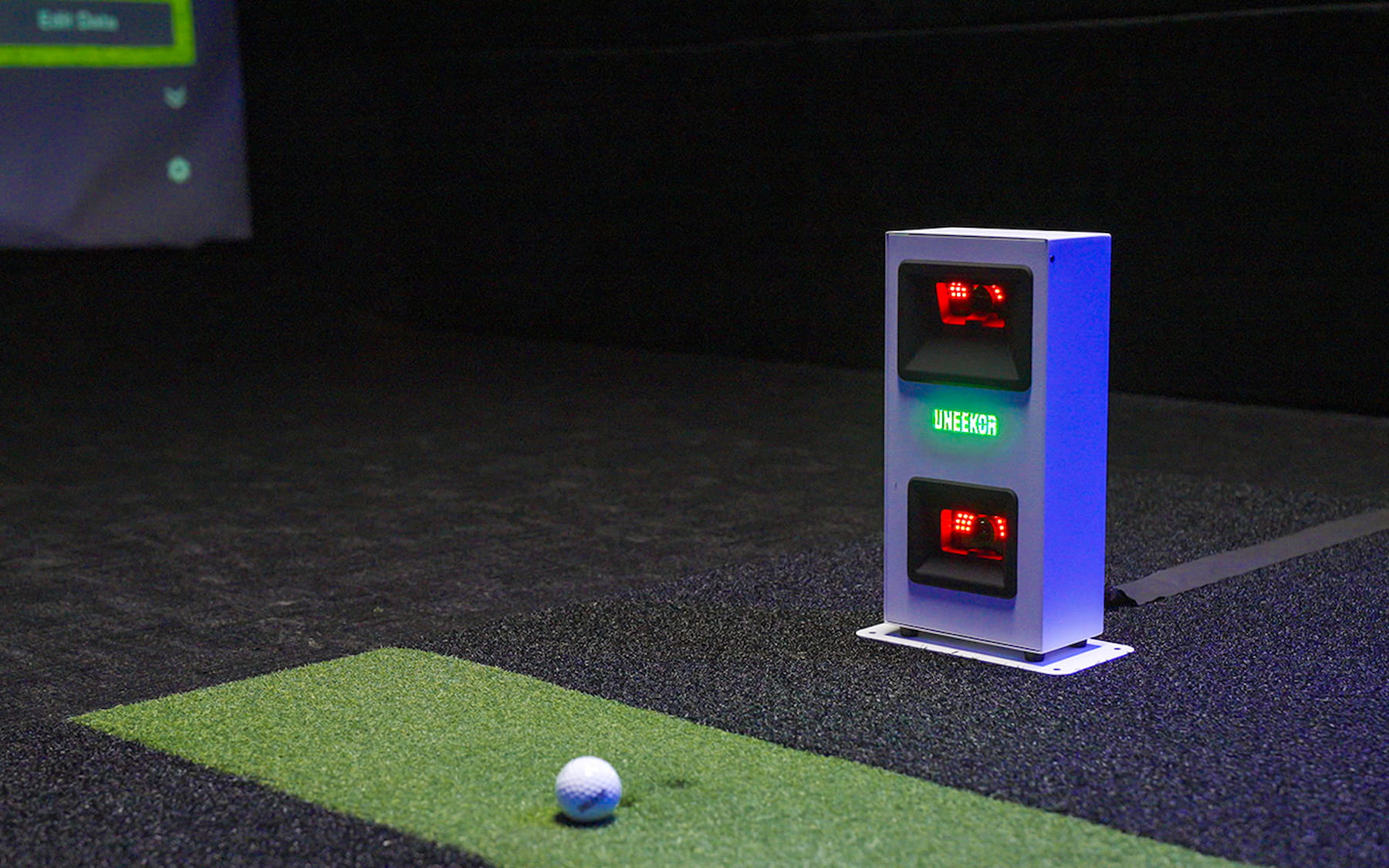 Uneekor EYE MINI CORE launch monitor on turf